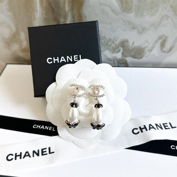 Chanel AB5694 Scallop Pearl Camelia Flower Dangle CC Crystal Drop Earrings - Picture 2 of 9